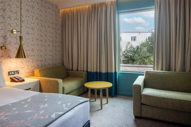 غرفة متصلة عائلية بسرير كينج وسريرين منفصلين، Hilton Bournemouth 10/10