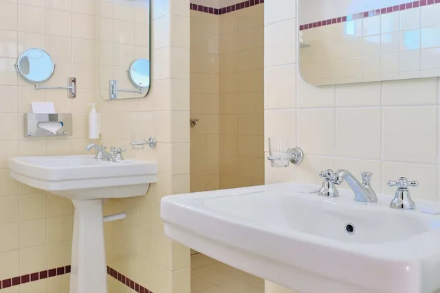Family Suite, Twin Beds, Queen Bed, Village View, Sofa، Hotel Le Provencal 4/6
