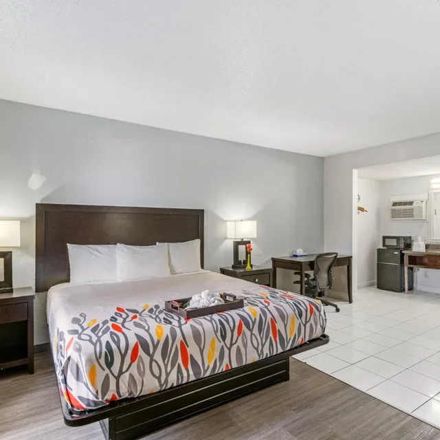 جناح بسرير كينج بجاكوزي، Budgetel Inns & Suites Augusta Downtown 1/2