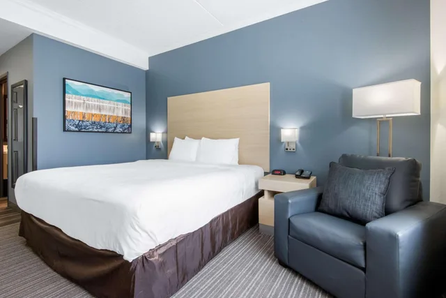 غرفة بسرير كينج لذوي الإعاقة، Quality Inn & Suites Oakville 6/8