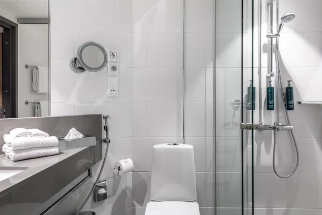 جناح بسرير كينج بإطلالة على البحر مع أريكة، Hilton Helsinki Strand 6/8