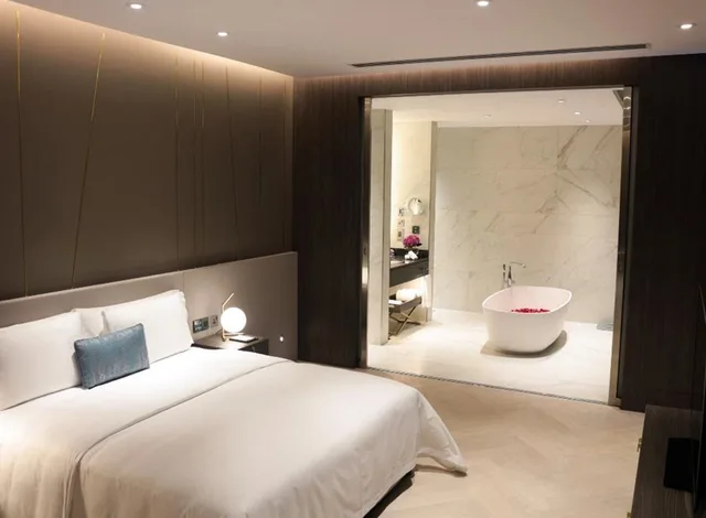 جناح بريميوم بسرير كينج وسريرين منفصلين بإطلالة على البحر بغرفتي نوم، فندق فيوز(Views Hotel And Residence) 1/5