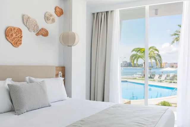 2 Bedrooms, Suite, Pool Access، Suites Roc Portonova 1/1