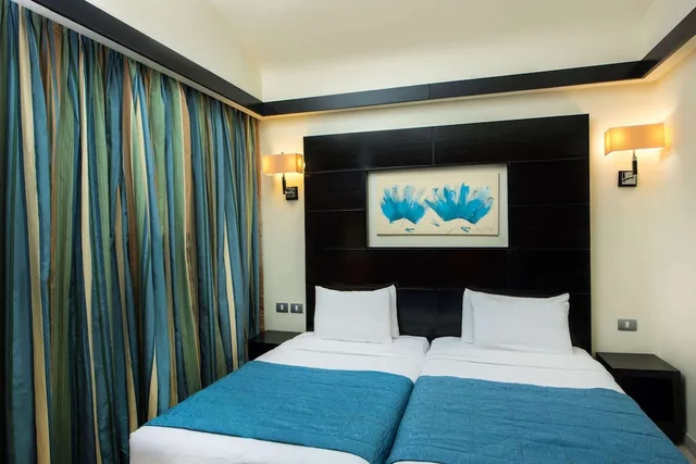 غرفة عائلية بسرير كينج وسريرين منفصلين بغرفتي نوم، Reef Oasis Blue Bay Resort and Spa 3/6