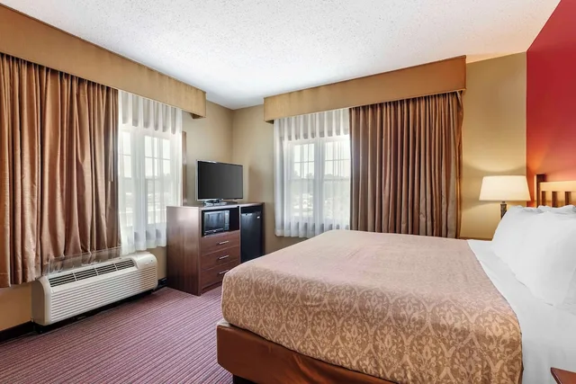 غرفة قياسية بسرير كينج مع أريكة بحوض جاكوزي، Best Western Plus Dutch Haus Inn And Suites 2/7