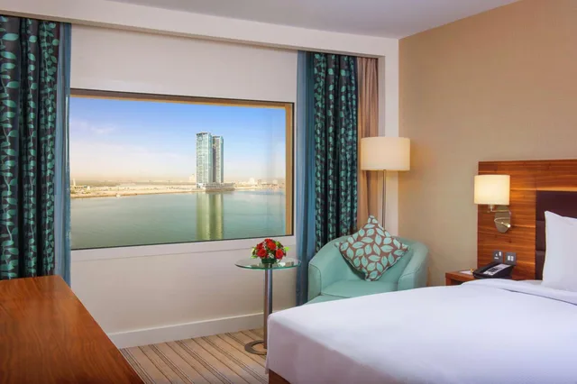 جناح بسرير كينج بغرفة نوم واحدة مع أريكة، Hilton Garden Inn Ras Al Khaimah 2/6