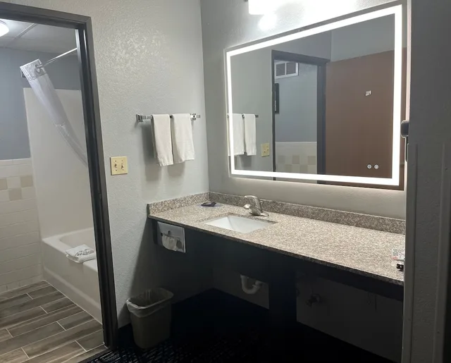 غرفة بسرير كينج بمطبخ، Americinn By Wyndham Lincoln North 4/4
