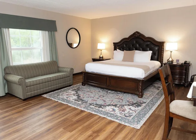 غرفة تنفيذية بسرير كينج مع أريكة، D. Hotel and Suites 1/5