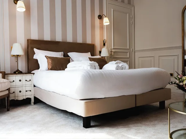 غرفة بسرير كينج بإطلالة على المتنزه، Hotel Chateau Heloise 1/2