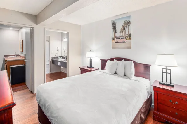 Premium Queen Suite, Inn at Lake Washington By OYO I-405 2/4