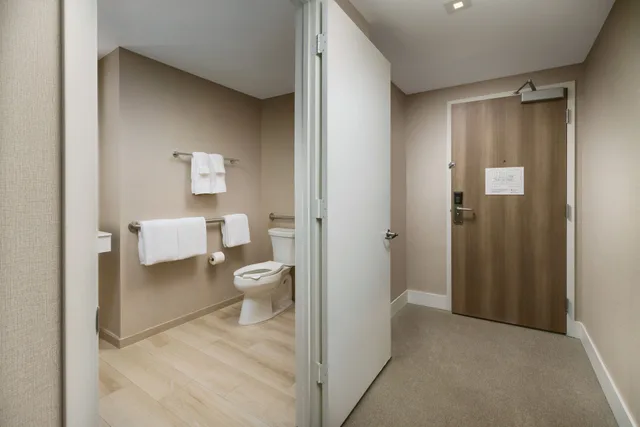 جناح غراند ديلوكس ركني بسرير كينج وسريرين كوين بشرفة، The Altair Hotel Bay Harbor Miami 7/8