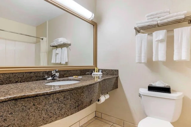 غرفة قياسية بسرير كينج بحوض جاكوزي، Best Western Plus Lake Elsinore Inn & Suites 2/2