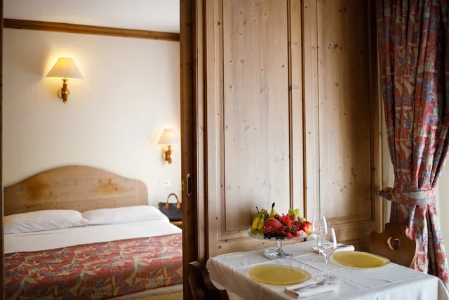 غرفة كلاسيكية ثلاثية بسرير مزدوج وسرير فردي، Hotel Alaska Cortina 6/10