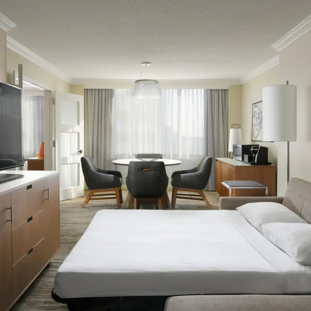 1 Bedroom, Ambassador, Suite, King Bed, Sofa، Houston Marriott Medical Center/Museum District 2/2