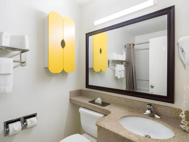 2 Queen Beds Mobil Access Tub Nsmk Kitchen، Studio6 Plano, TX - Dallas - Plano Medical Center 5/6