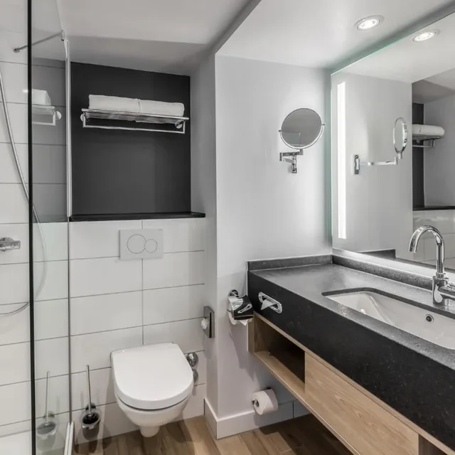 غرفة قياسية بسرير كينج وسرير كوين، Holiday Inn Munich - City Centre 4/5