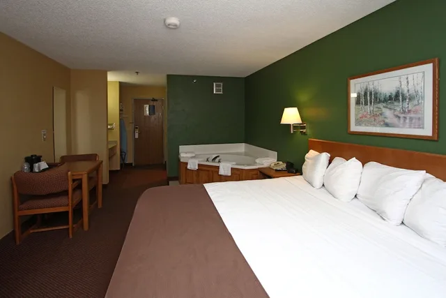 جناح بسرير كينج بحوض جاكوزي، New Victorian Inn and Suites 1/4