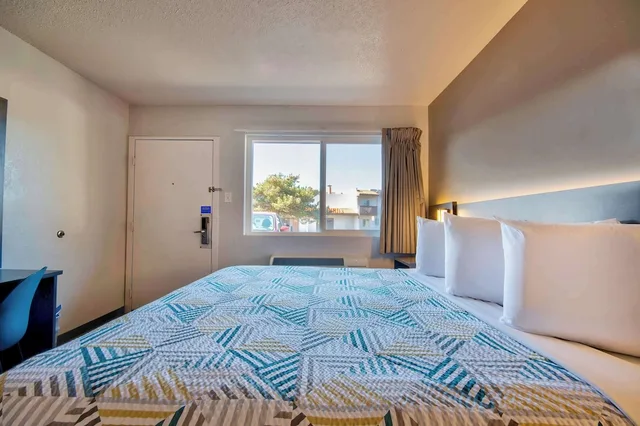 غرفة قياسية بسرير كينج للمدخنين، Motel6 Santa Fe, NM 2/6