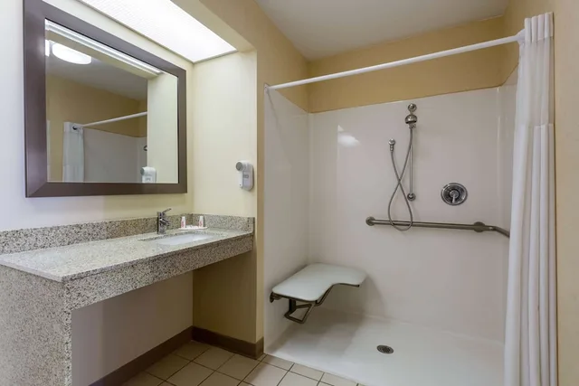 غرفة قياسية بسرير كينج لذوي الإعاقة، Baymont By Wyndham Easley/Greenville 5/5