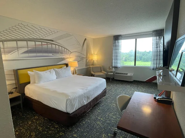 غرفة بسرير كينج، St. Louis Airport Hotel 1/5