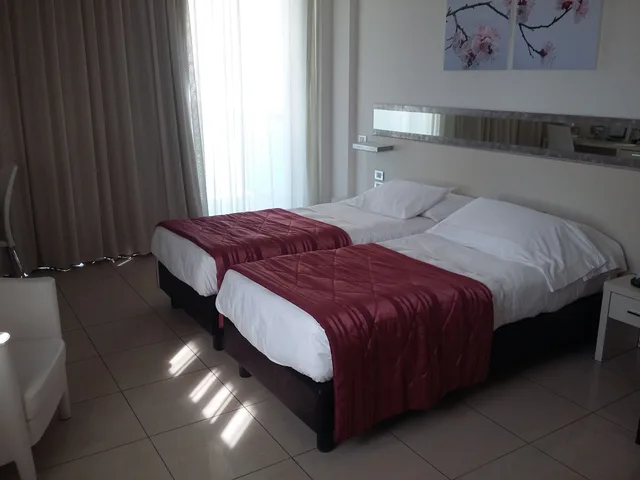 Classic, Twin Beds, Lateral Partial Sea View, Lateral Side Sea View, Terrace، MERCURE RIMINI ARTIS 3/10