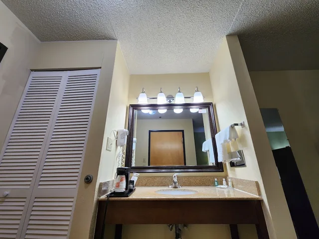 Upgrade, Efficiency, King Bed, Accessible, Quality Inn Wheelersburg OH 4/4