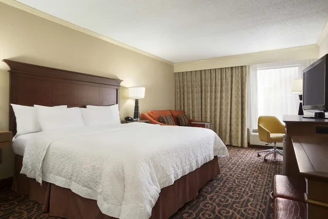 غرفة بسرير كينج مع أريكة، Hampton Inn Forrest City Ar 2/3