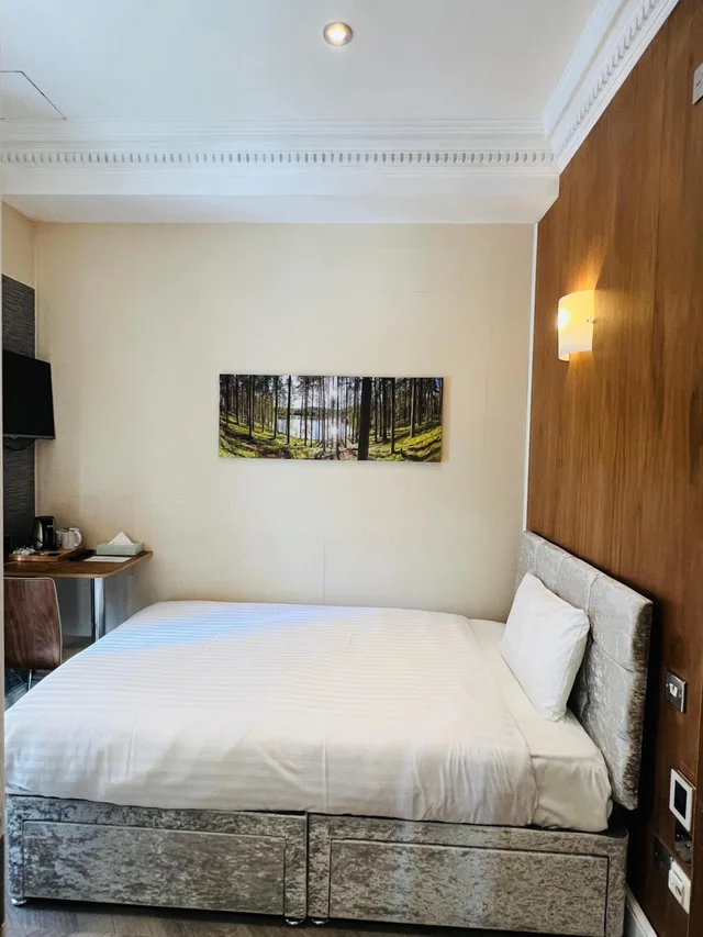 غرفة مفردة، The Cheshire Hotel 2/12