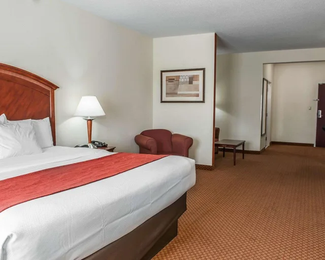 جناح بسرير كينج لذوي الإعاقة، Comfort Suites near Indianapolis Airport 1/3