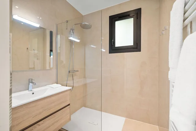 جناح ديلوكس بسرير كينج وسرير كوين، Hotel Le Roquebrune 3/4