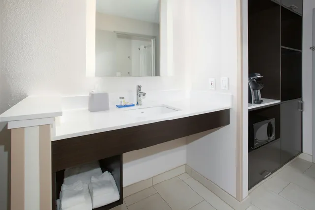 جناح بسرير كينج، Holiday Inn Express And Suites Lincoln City 3/3