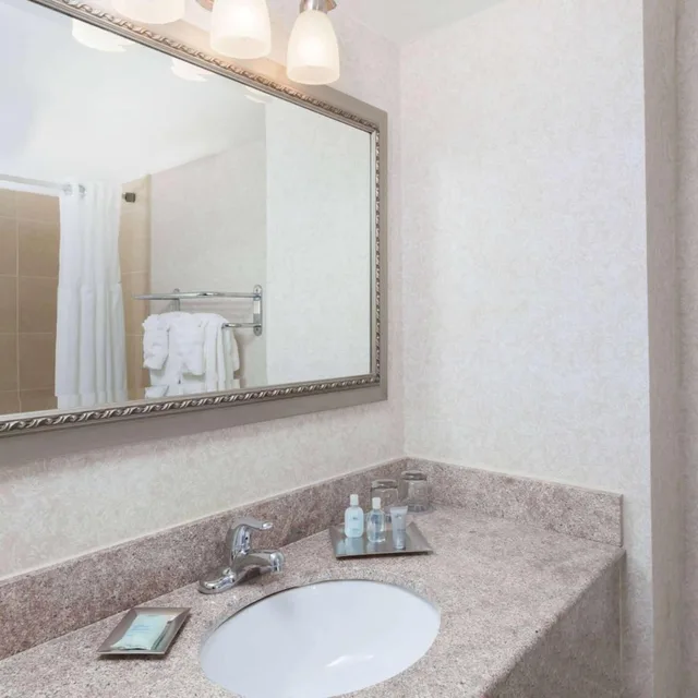 Coastal, 2 Bedrooms, Suite, 1 King and 2 Queen Beds, Sofa، Wyndham Virginia Beach Oceanfront 4/10