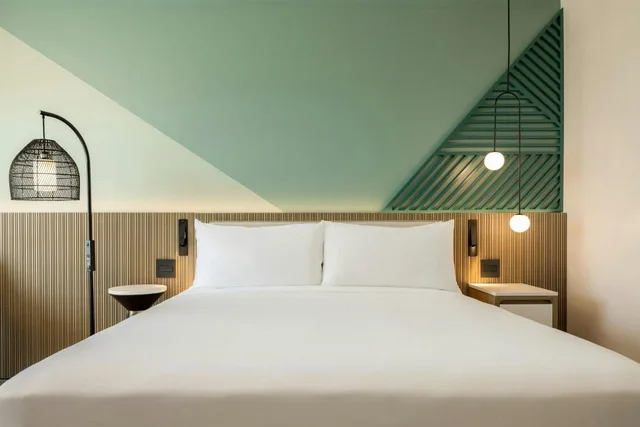 جناح بسرير كينج بإطلالة على المسبح بشرفة بغرفة نوم واحدة، Courtyard by Marriott Curacao 3/4