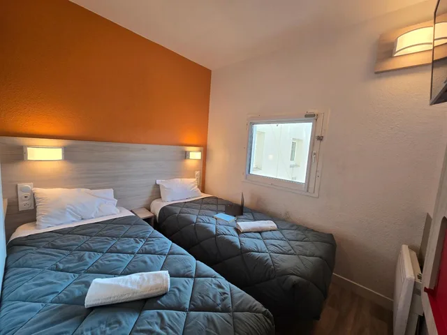 غرفة بسريرين منفصلين، Hotel Premiere Classe Lyon East - Beynost 2/10