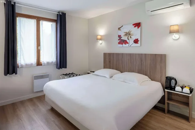غرفة كومفورت بسرير كوين، Sure Hotel by Best Western Saintes 1/7