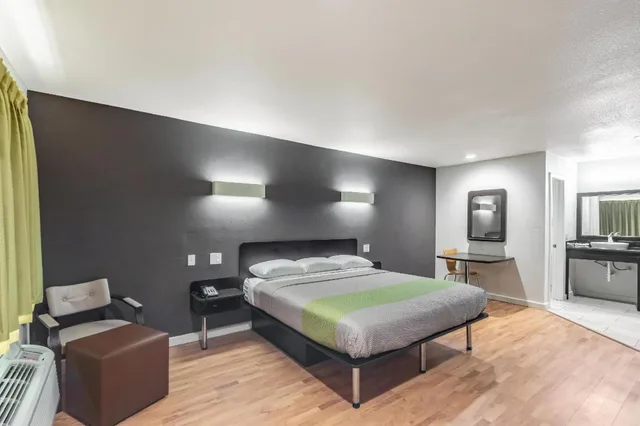 1 King Bed - Mobil Acc Ri Shwr Nsmk Kitchen، Studio6 Huntsville, TX 6/9