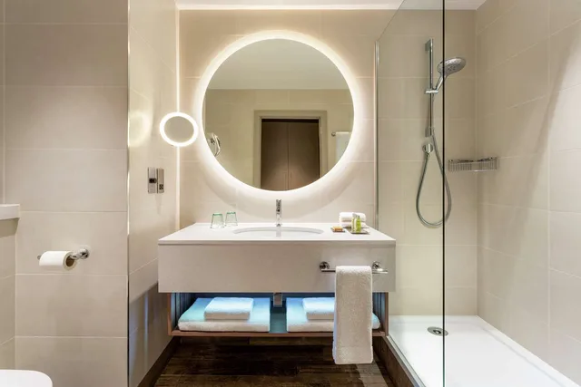 غرفة تنفيذية بسريرين كوين مع دخول الصالة، Hilton Aberdeen TECA 3/5