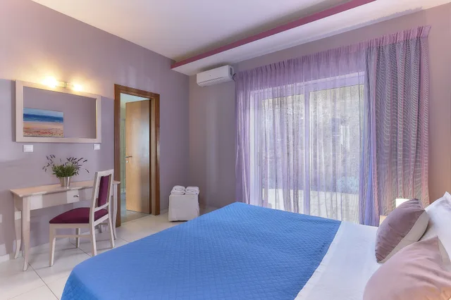 بنغل حصري بسرير كوين مع سرير سحّاب إضافي مع أريكة بمسبح خاص، Nymphes Luxury Apartments 2/7