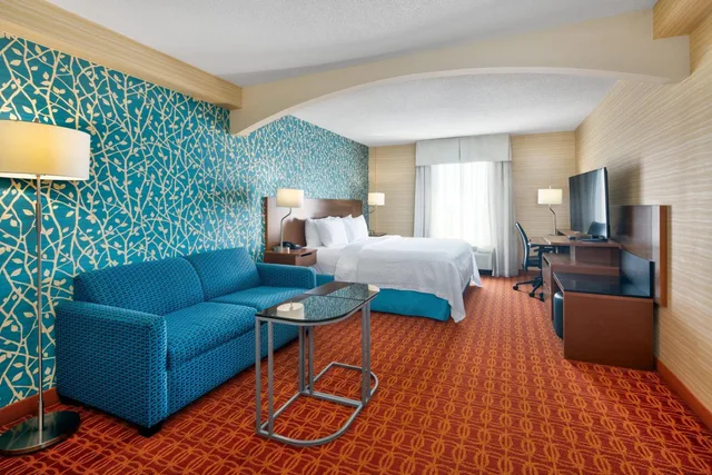 Room, King Bed, Sofa, Bathtub, Accessible, Fairfield Inn And Suites Toronto Airport 2/2