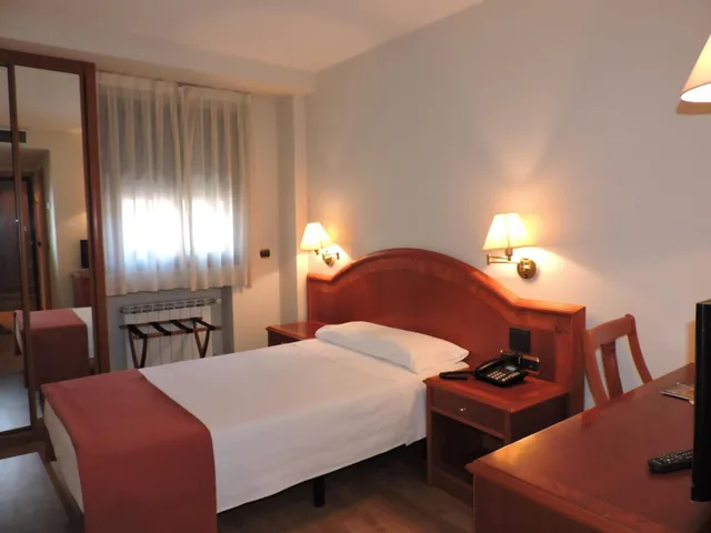 Room, Single, El Nogal 1/3