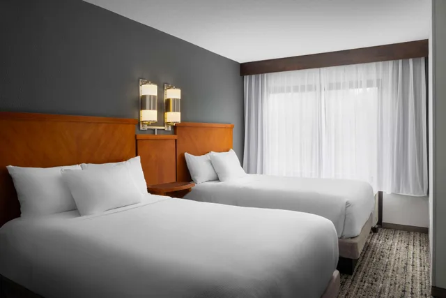 غرفة بسريرين مزدوجين مع أريكة، Hyatt Place Charlotte Airport/Lake Pointe 1/5