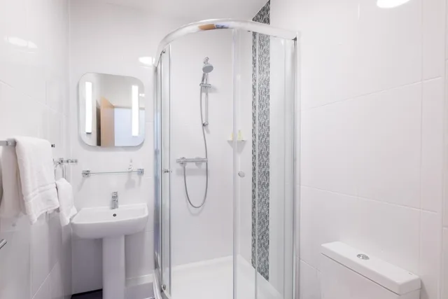 غرفة ثلاثية، Signature Hotel London 7/7