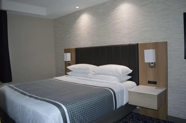 Mini, King Bed, Sofa, Bathtub, Accessible، Best Western Premier Route 97 Vernon 2/5