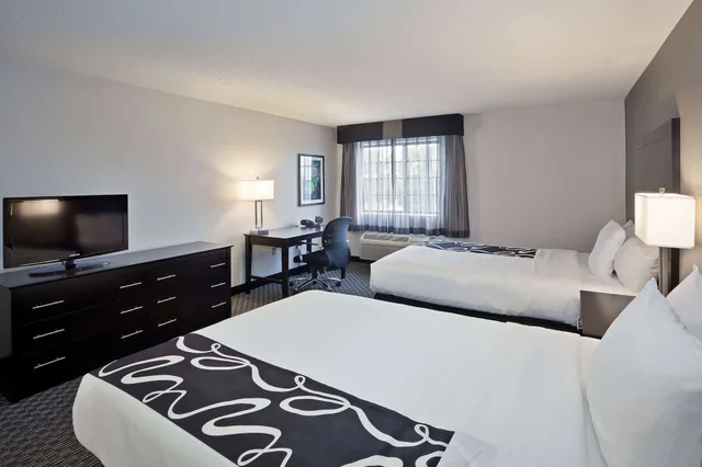 غرفة بسريرين مزدوجين، La Quinta Inn & Suites by Wyndham Charleston Riverview 1/3