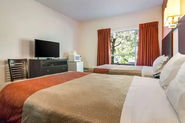 جناح ديلوكس بسرير كينج وسريرين مزدوجين بجاكوزي، Motel6 Surrey BC 4/6