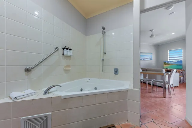 Spa, Studio, Suite, King Bed, Marina View, Top Floor، at Boathaven Bay Holiday Apartments 7/8