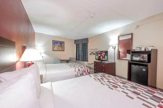 Deluxe, 2 Queen Beds, Accessible, Red Roof Inn and Suites Macon 2/4