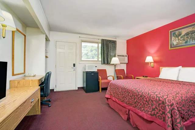 غرفة بسرير كينج للمدخنين، Travelodge by Wyndham Red Wing 1/3