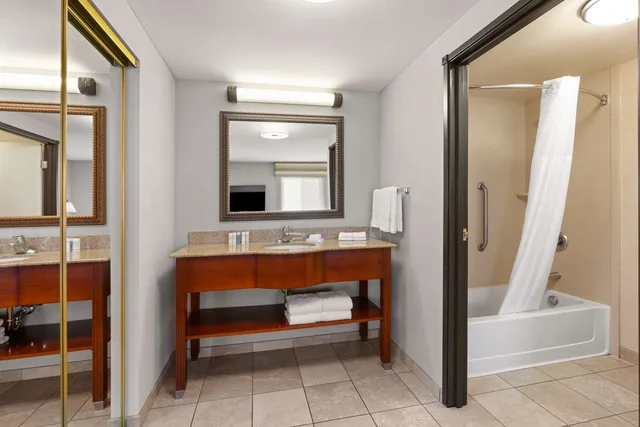 جناح استوديو بسرير كينج مع أريكة، Hampton Inn & Suites Burlington WA 4/5