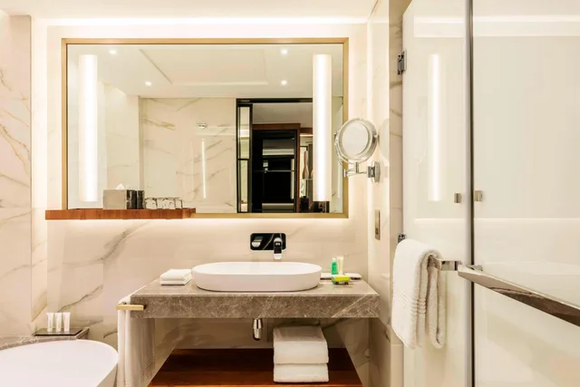 Guest Room, Superior, Pool View, Direct Pool Access، Le Meridien Dubai Hotel and Conference Centre 5/8